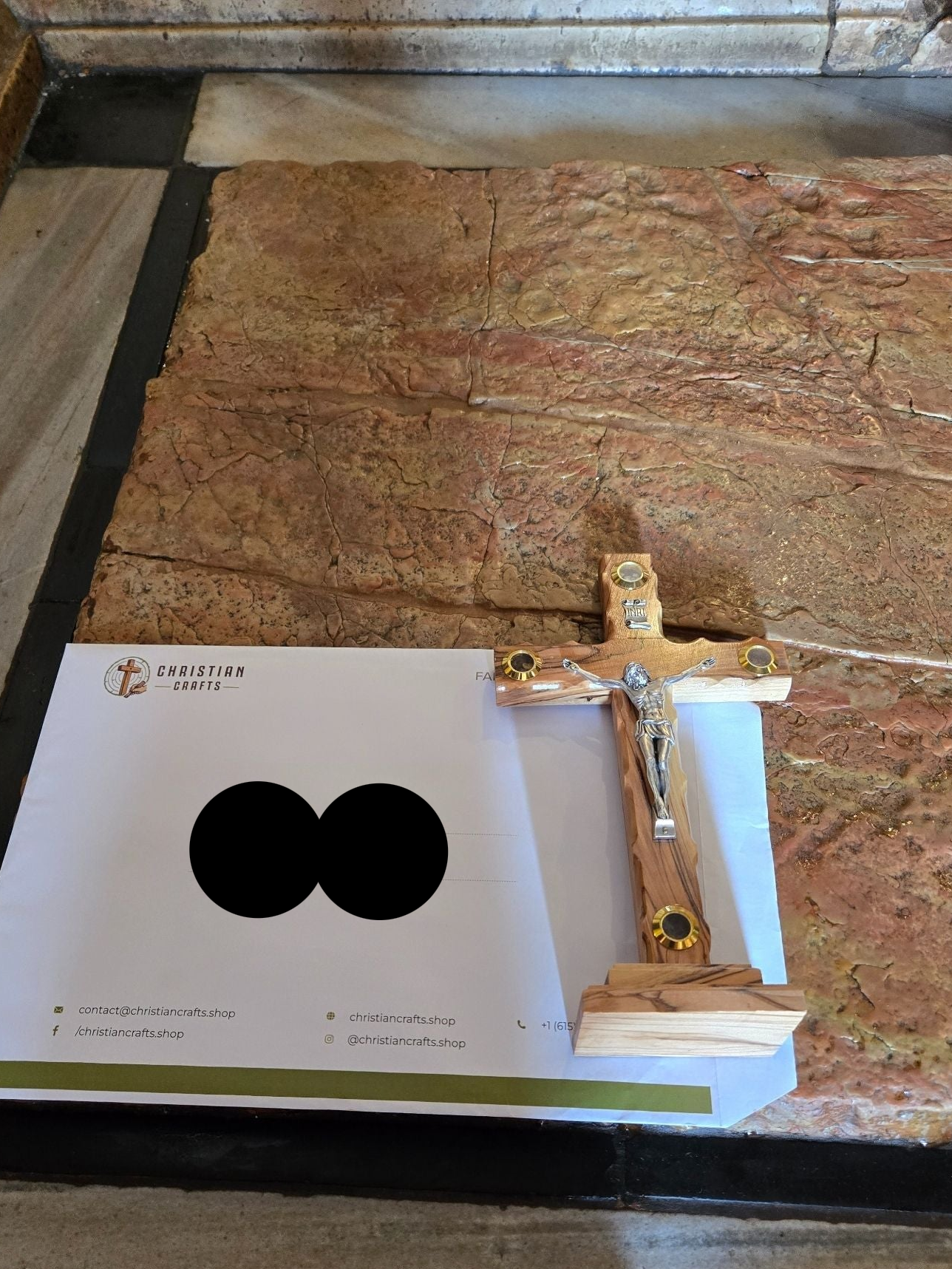 Croix byzantine en bois d'olivier avec reliques de Terre Sainte