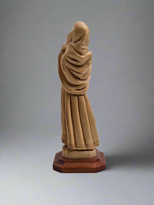 The Holy Family's Embrace: Hand - Carved Olive Wood Sculpture of Mary and Baby Jesus - Christian Crafts